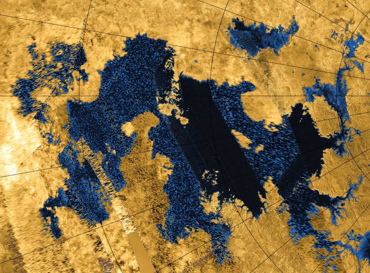 Το Kraken Mare, η μεγαλύτερη θάλασσα του Τιτάνα, σε εικόνα από το ραντάρ της αποστολής Cassini to 2013. Είναι λίγο μεγαλύτερη από την Κασπία στη Γη (NASA / JPL-Caltech / Agenzia Spaziale Italiana / USGS )